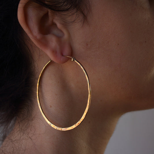 Aros martillados de dorados Grande, Medianos y Pequeños - ArenasJewelry