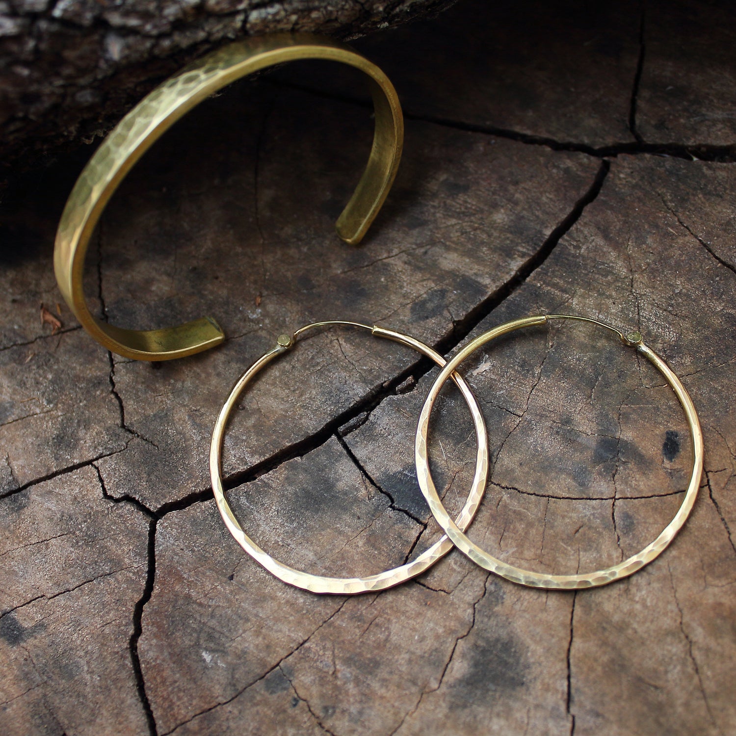 Aros Martillados Artesanales — Latón Macizo - ArenasJewelry
