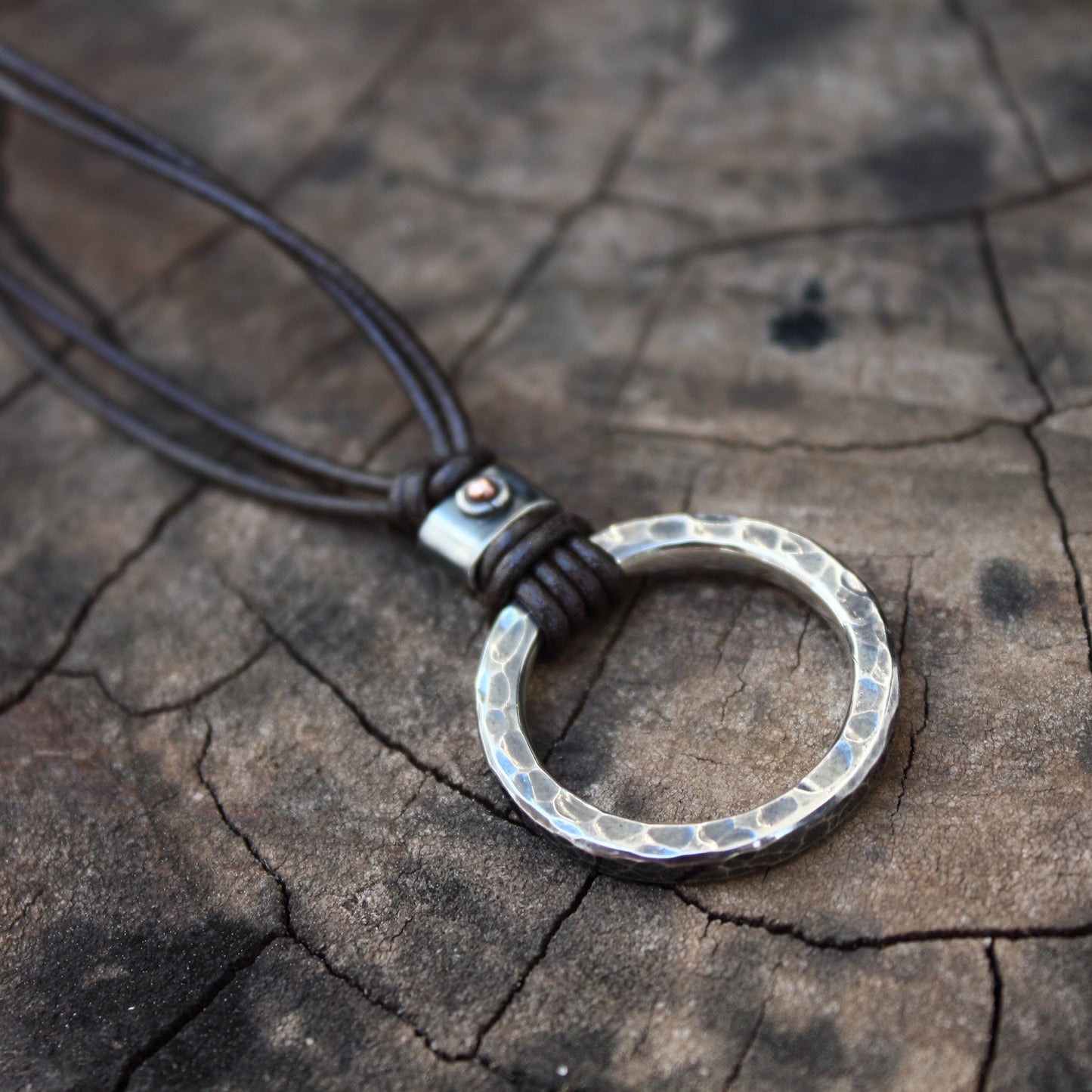 Colgante Aro de Plata Martillado y Cordón de Cuero