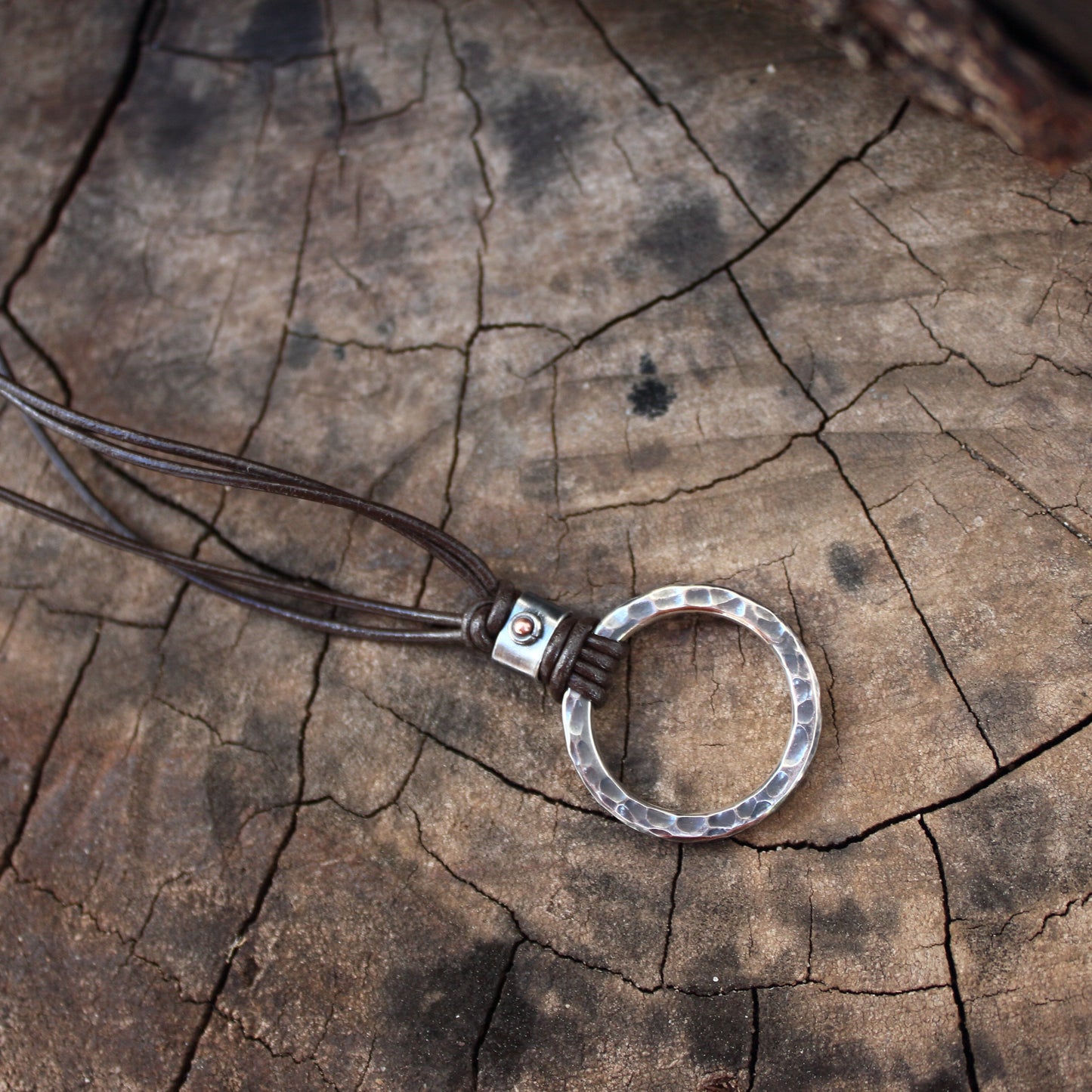 Colgante Aro de Plata Martillado y Cordón de Cuero