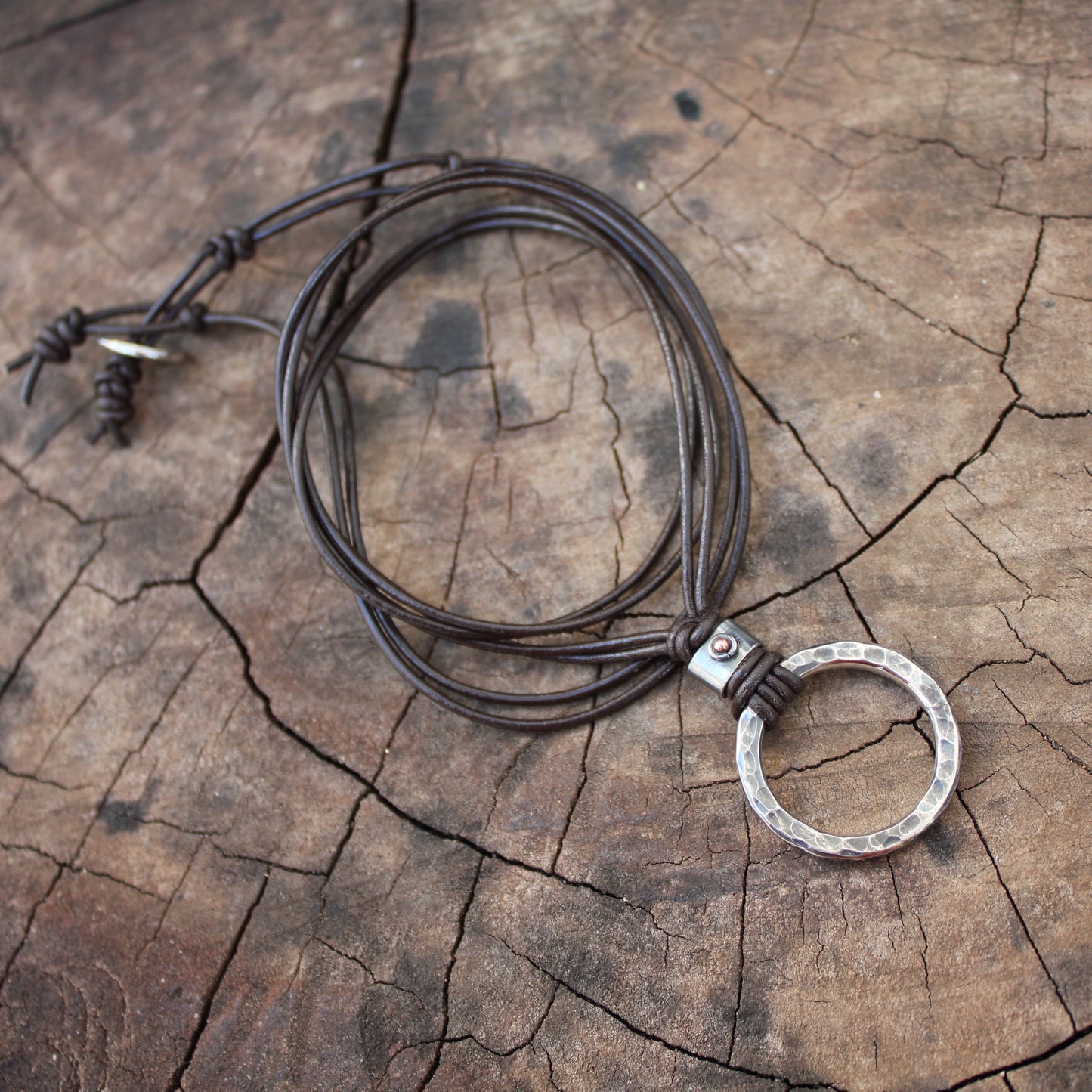 Colgante Aro de Plata Martillado y Cordón de Cuero