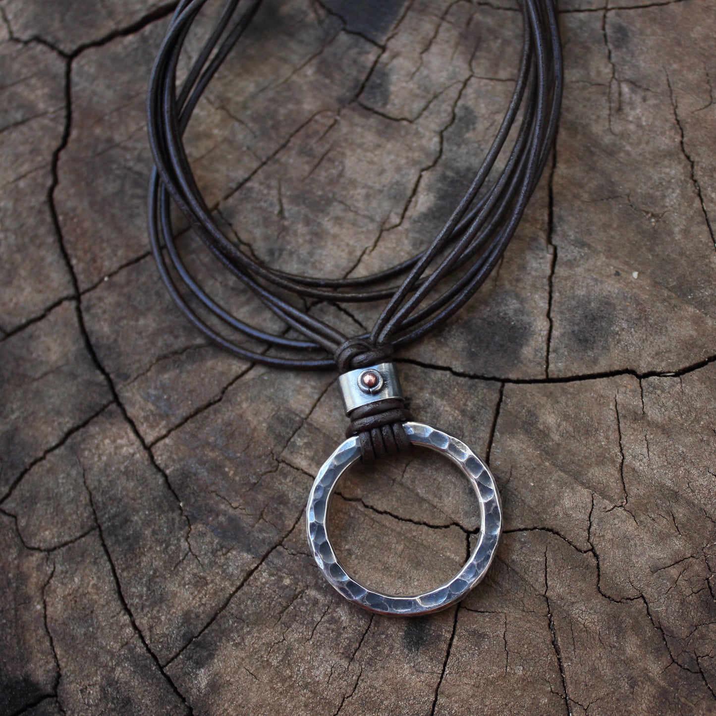 Colgante Aro de Plata Martillado y Cordón de Cuero