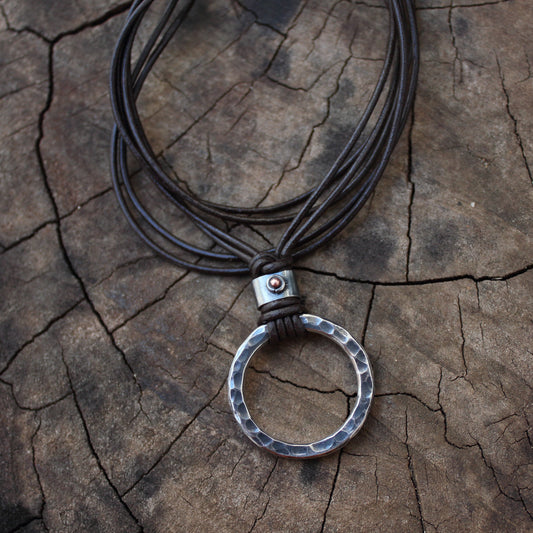 Colgante Aro de Plata Martillado y Cordón de Cuero