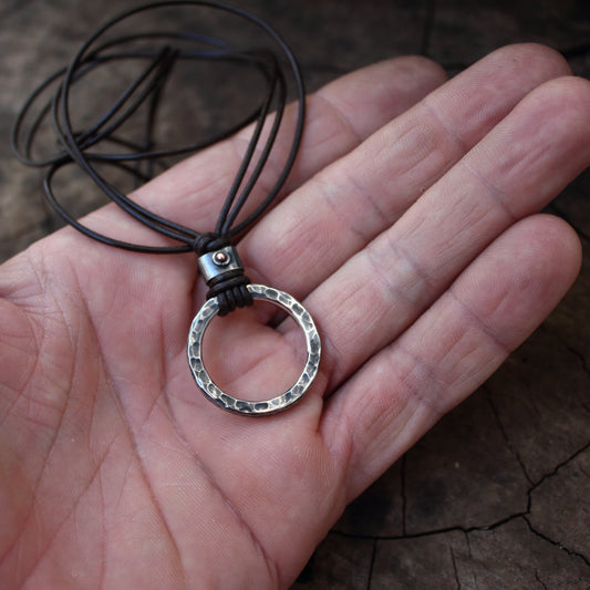 Colgante Aro de Plata Martillado y Cordón de Cuero