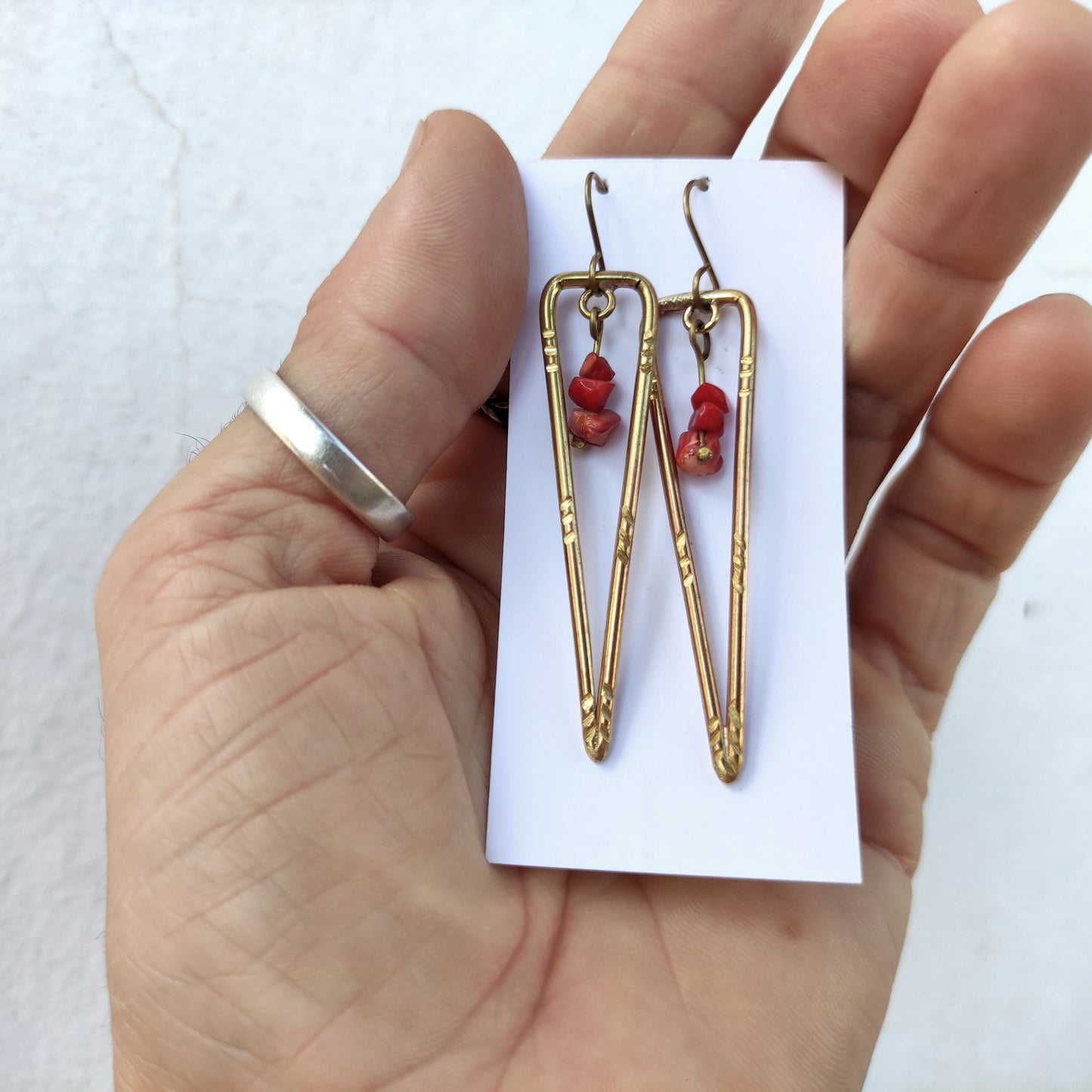 pendientes de laton triangulo con coral 