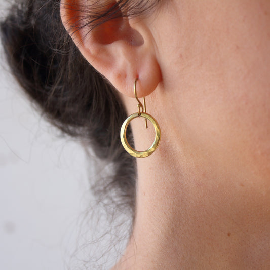 Pendientes Circulares de Latón con Textura Martillada | Arenas Jewelry