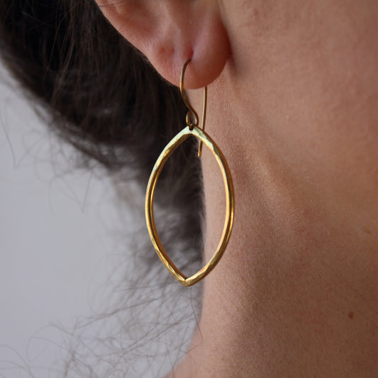 Pendientes Ojivales de Latón Texturizado | Hechos a Mano | Arenas Jewelry - ArenasJewelry