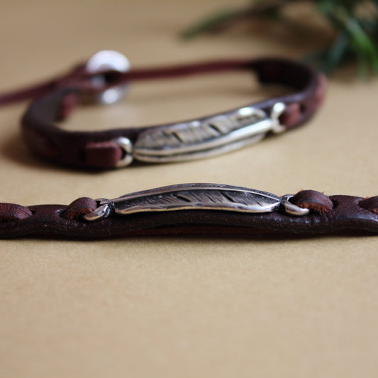 Pulsera de Cuero y Pluma en baño de plata - Arenas Jewelry - ArenasJewelry