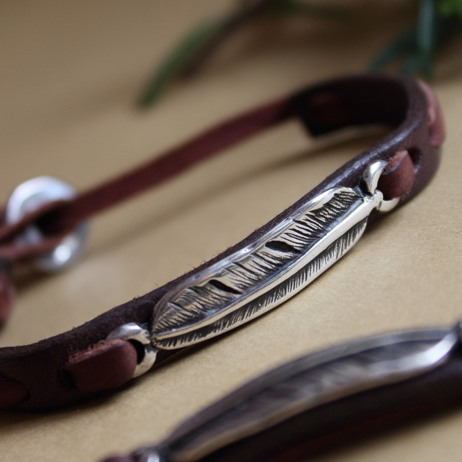 Pulsera de Cuero y Nudo Celta en baño de plata - Pulsera para Hombre y para Mujer - ArenasJewelry