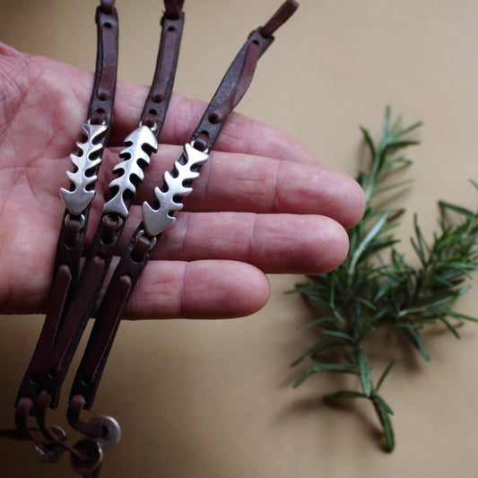 Pulsera de Cuero y Raspa en baño de plata - Arenas Jewelry - ArenasJewelry