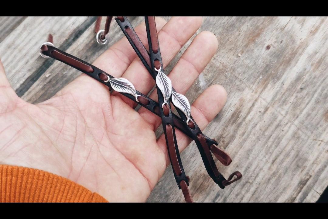 tres pulseras de cuero y baño de plata en mano de hombre