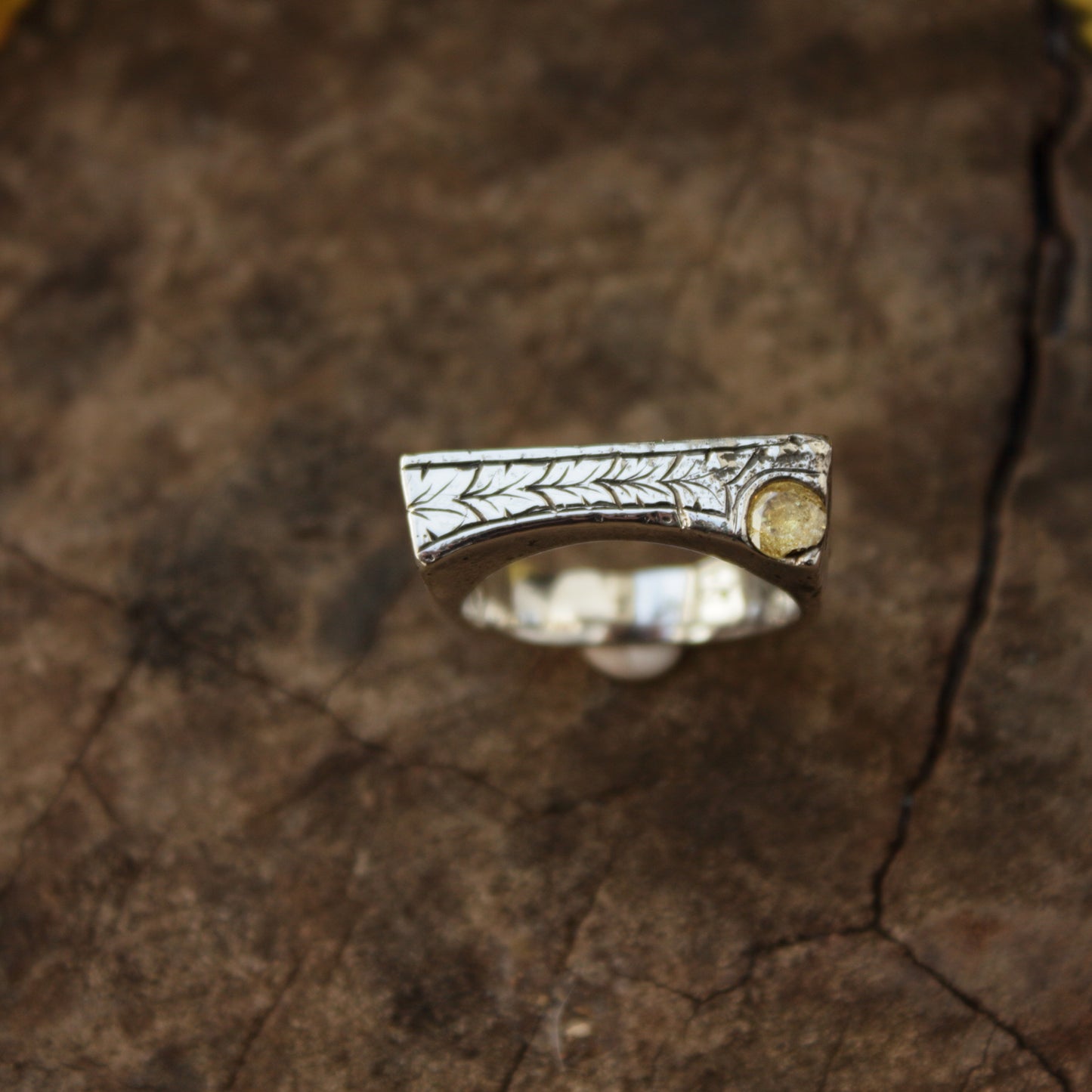 Anillo de plata rústico con circonita amarilla – hecho en fundición en arena