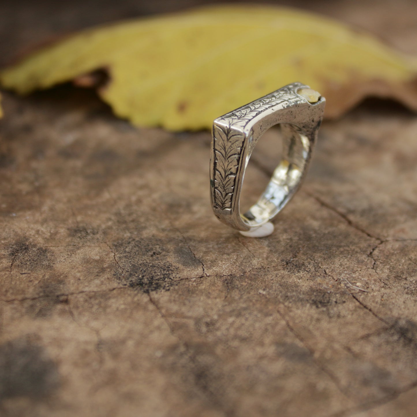 Anillo de plata rústico con circonita amarilla – hecho en fundición en arena