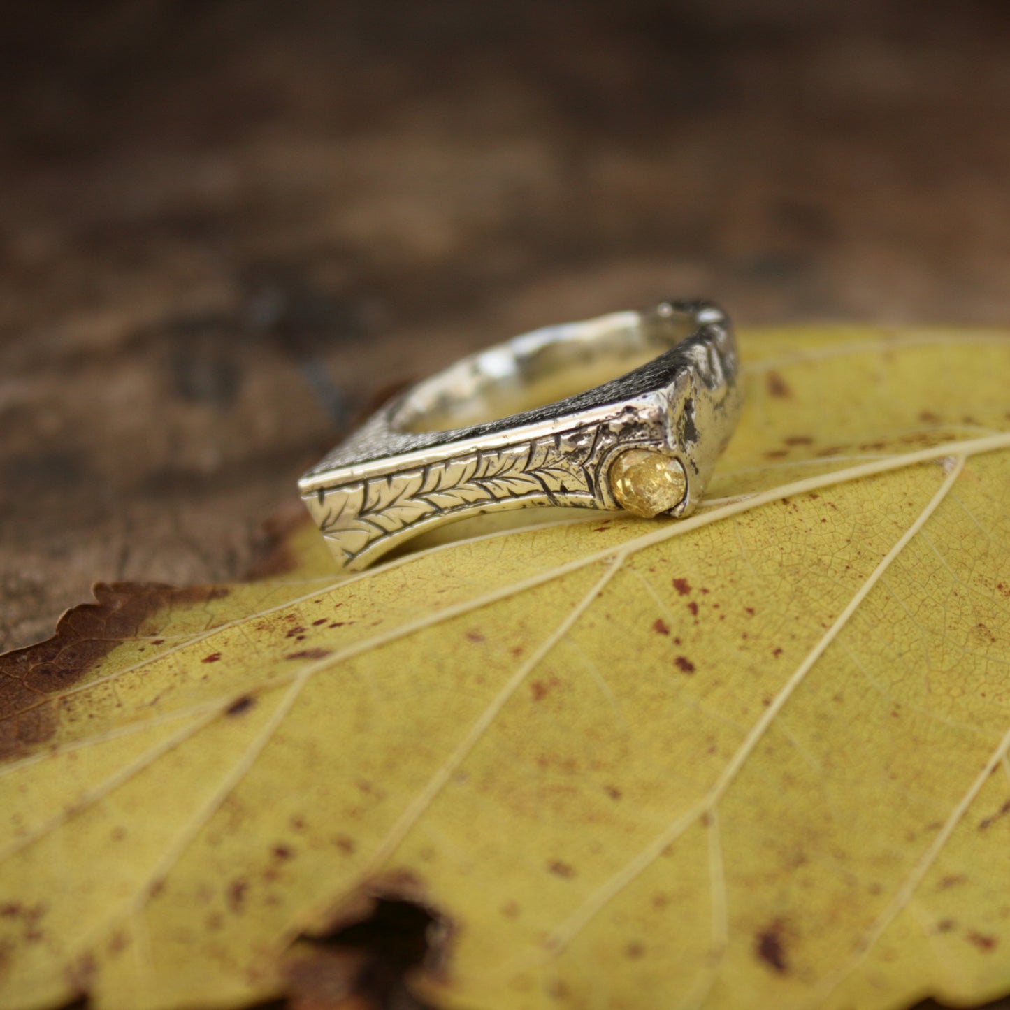 Anillo de plata rústico con circonita amarilla – hecho en fundición en arena
