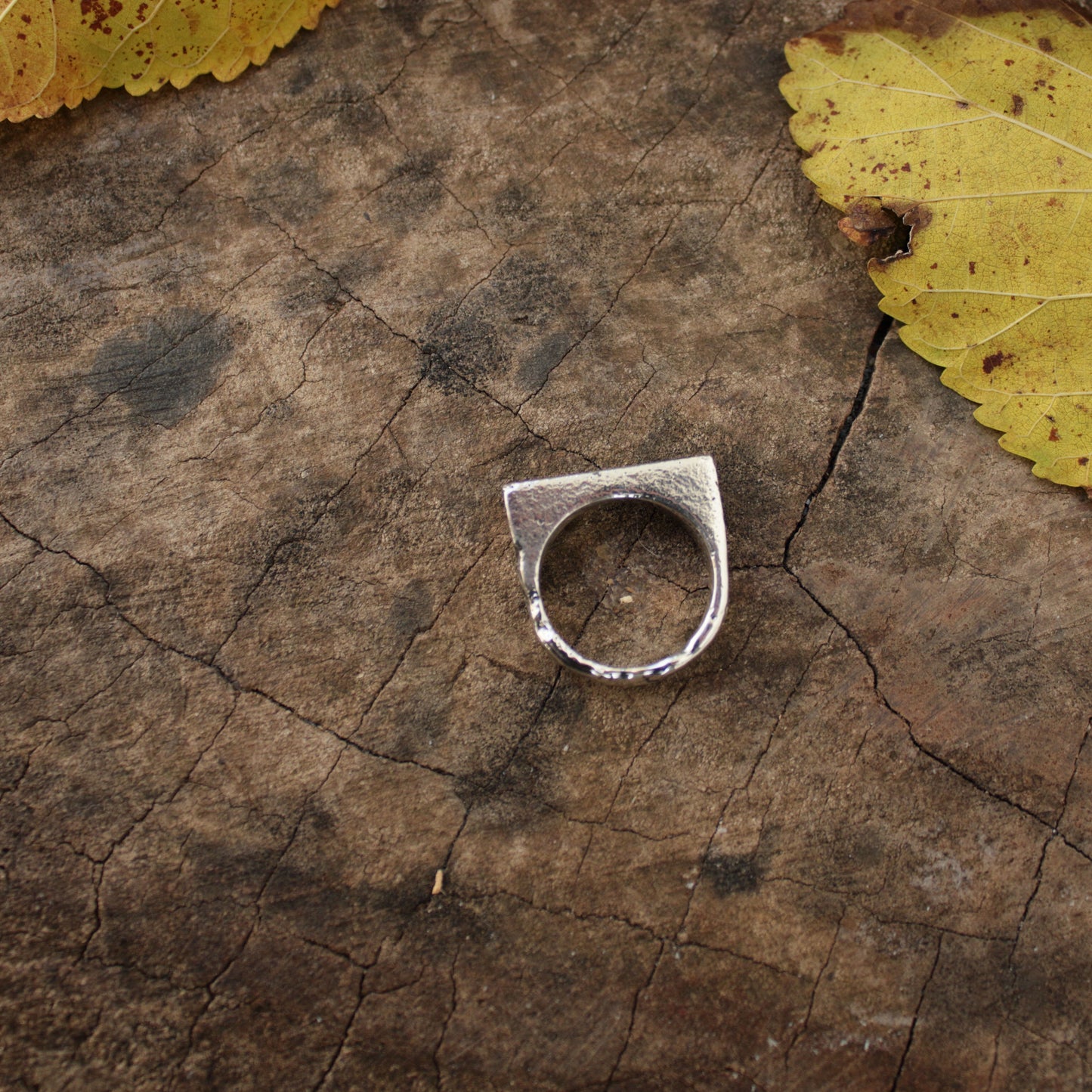 Anillo de plata rústico con circonita amarilla – hecho en fundición en arena