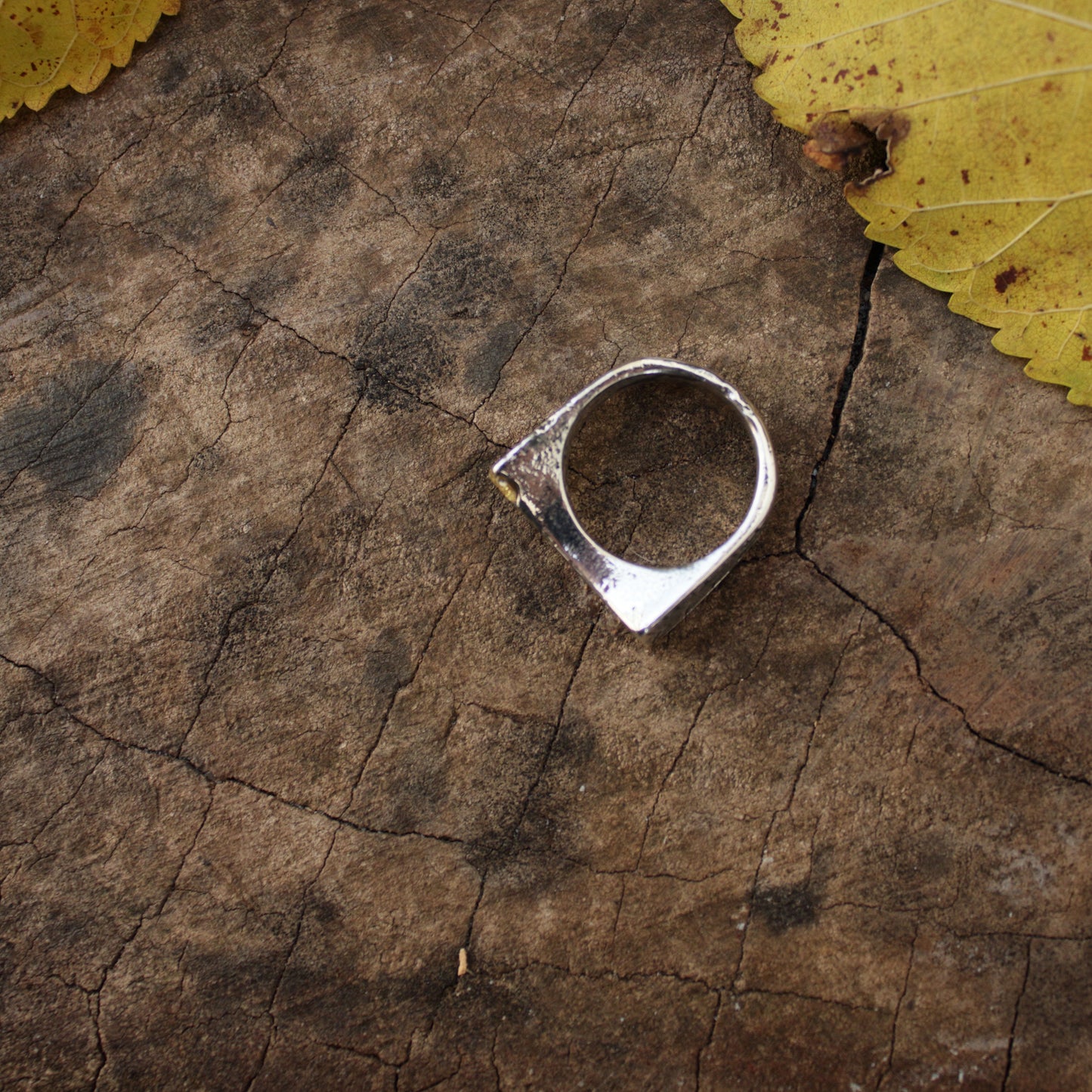 Anillo de plata rústico con circonita amarilla – hecho en fundición en arena