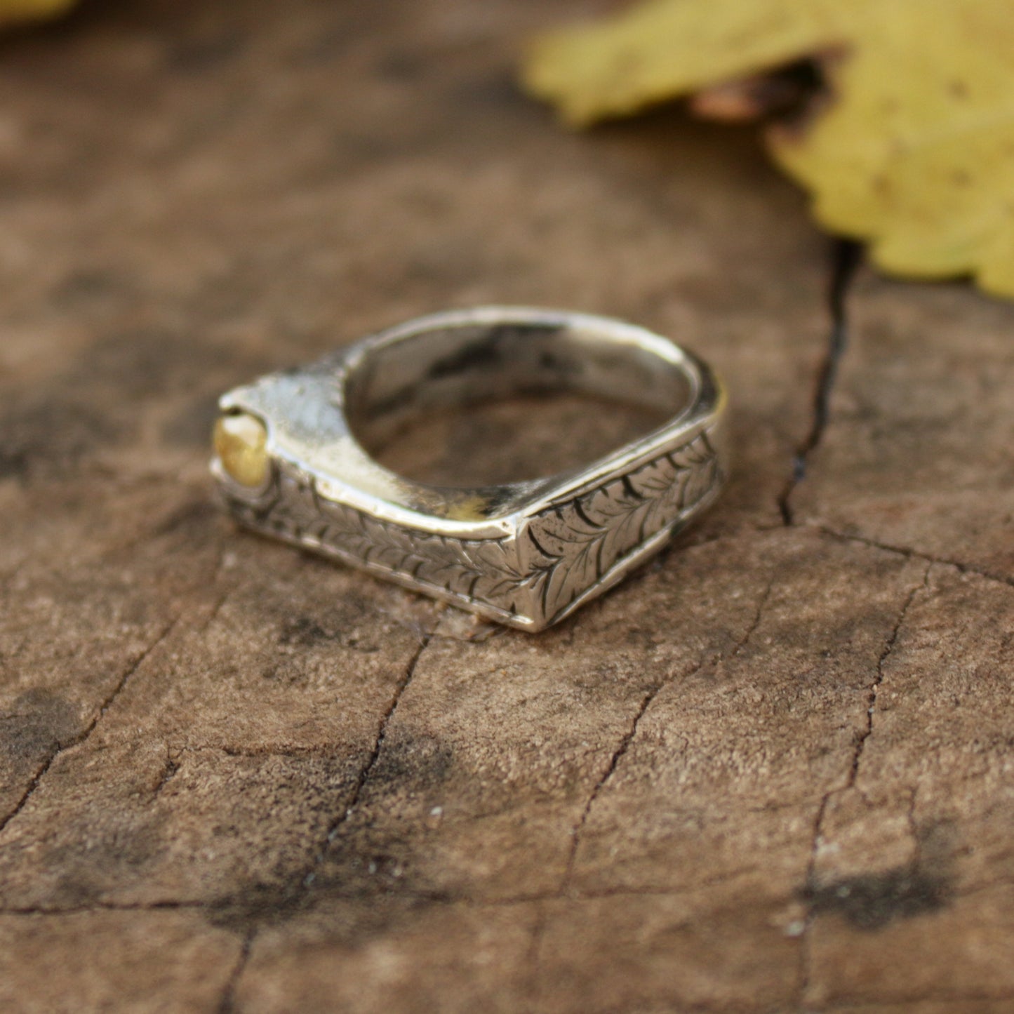 Anillo de plata rústico con circonita amarilla – hecho en fundición en arena