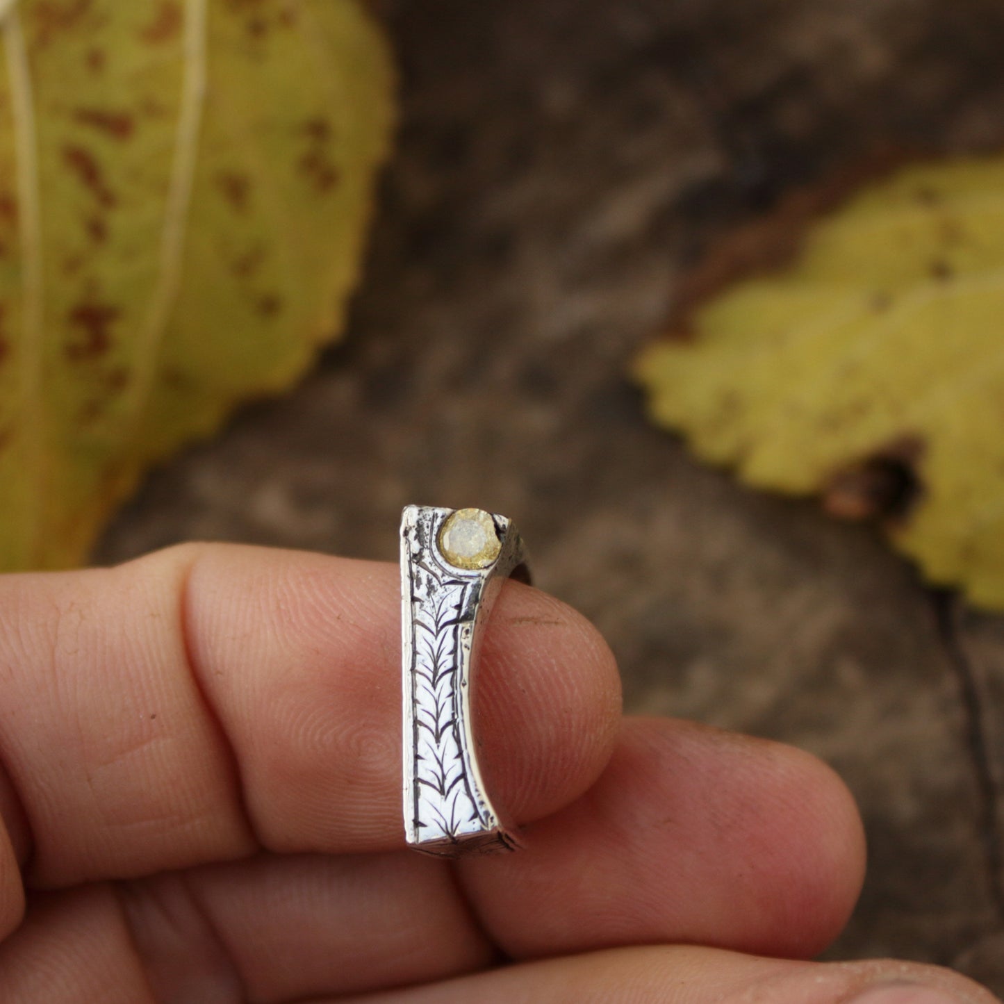 Anillo de plata rústico con circonita amarilla – hecho en fundición en arena