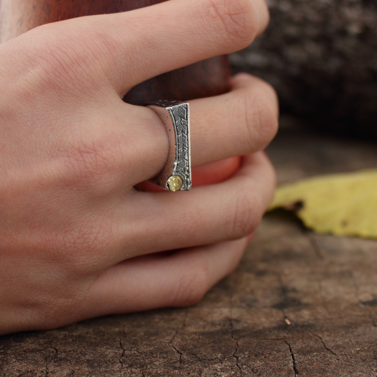 Anillo de plata rústico con circonita amarilla – hecho en fundición en arena