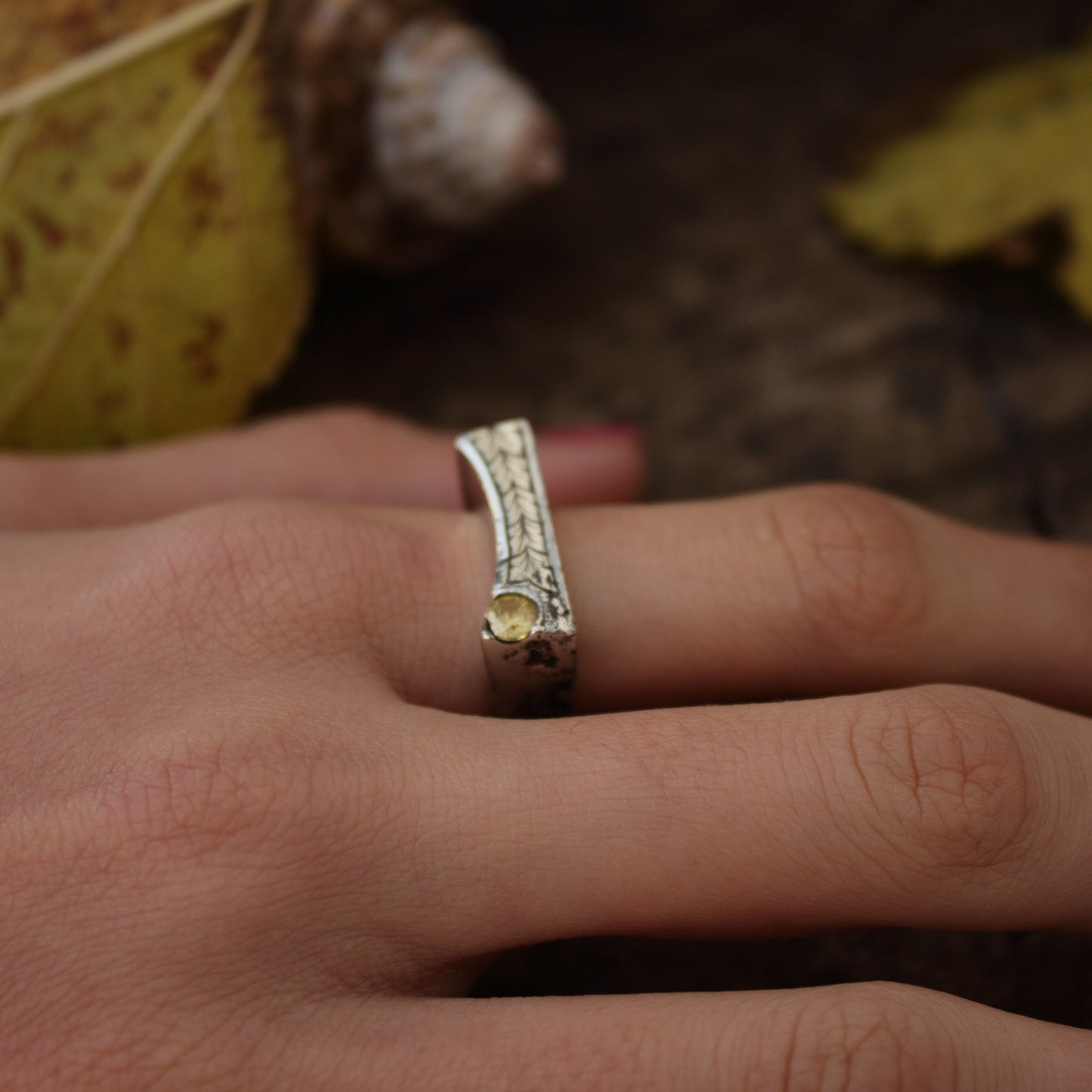 Anillo de plata rústico con circonita amarilla – hecho en fundición en arena