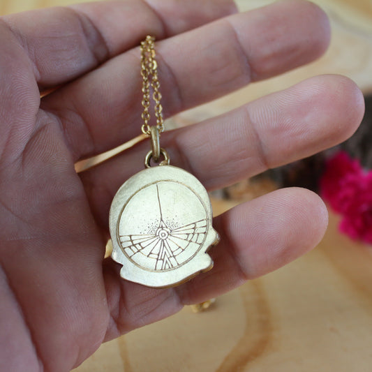 Colgante de Ojo de Tigre en Latón con Grabado a Mano | Hecho a Mano | Joyería Artesanal con Cadena de Acero - ArenasJewelry