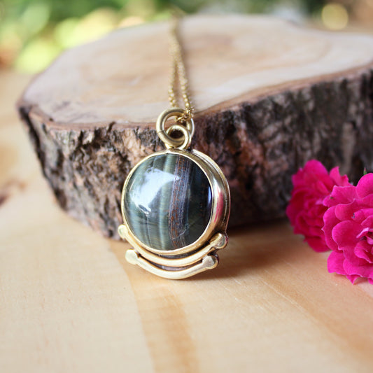 Colgante de Ojo de Tigre en Latón con Grabado a Mano | Hecho a Mano | Joyería Artesanal con Cadena de Acero - ArenasJewelry