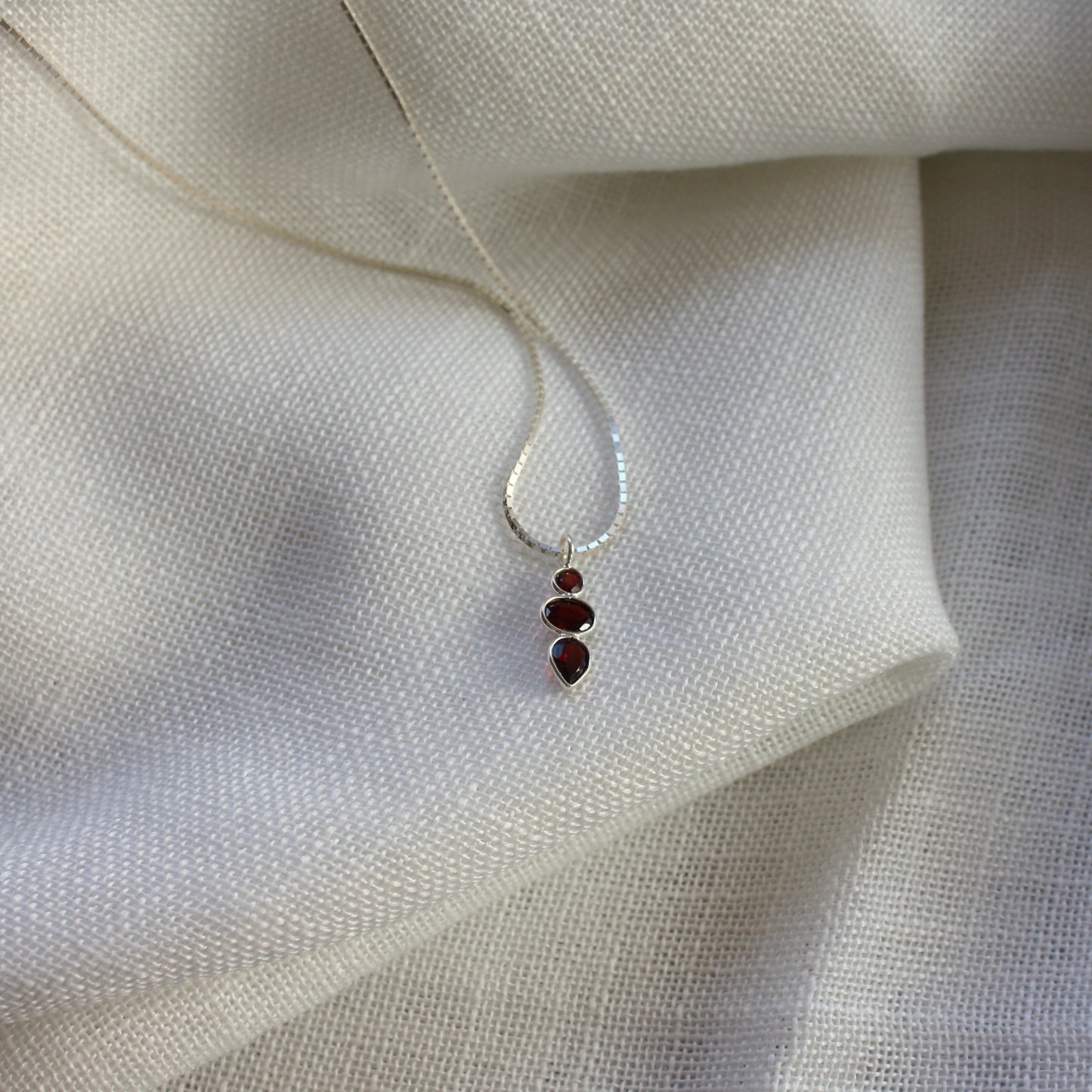 Colgante de Plata y Granate | Joyería Artesanal con Piedras Facetadas | Diseño Minimalista - ArenasJewelry