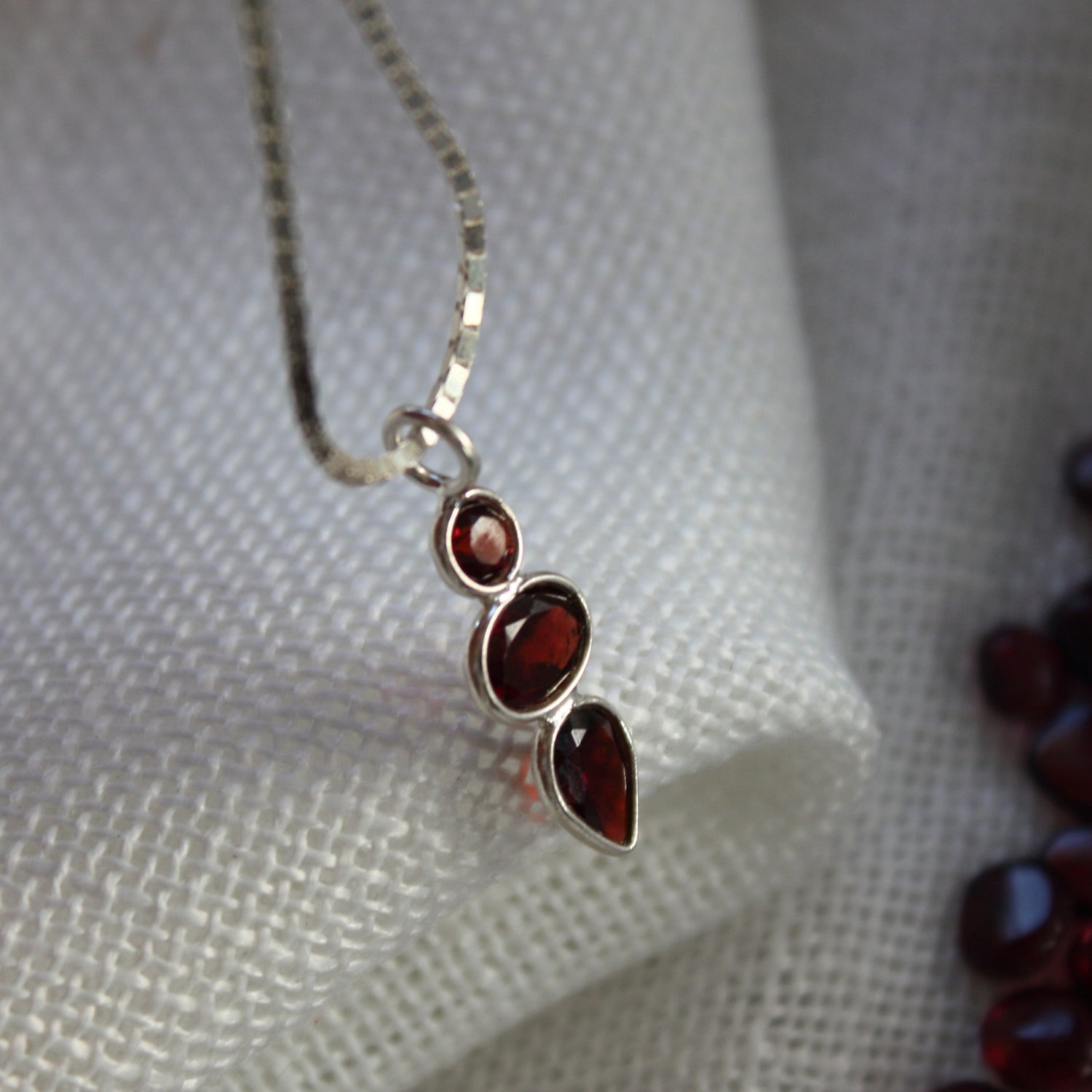 Colgante de Plata y Granate | Joyería Artesanal con Piedras Facetadas | Diseño Minimalista - ArenasJewelry