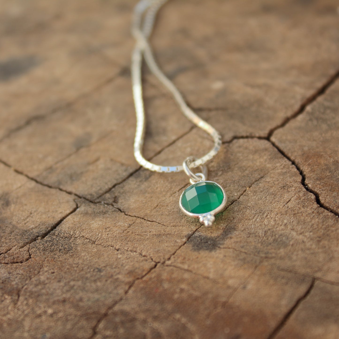 Colgante de Plata y Ónix Verde | Joya Artesanal Minimalista | Piedra Natural Facetada - ArenasJewelry