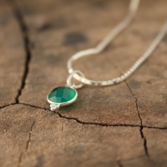 Colgante de Plata y Ónix Verde | Joya Artesanal Minimalista | Piedra Natural Facetada - ArenasJewelry