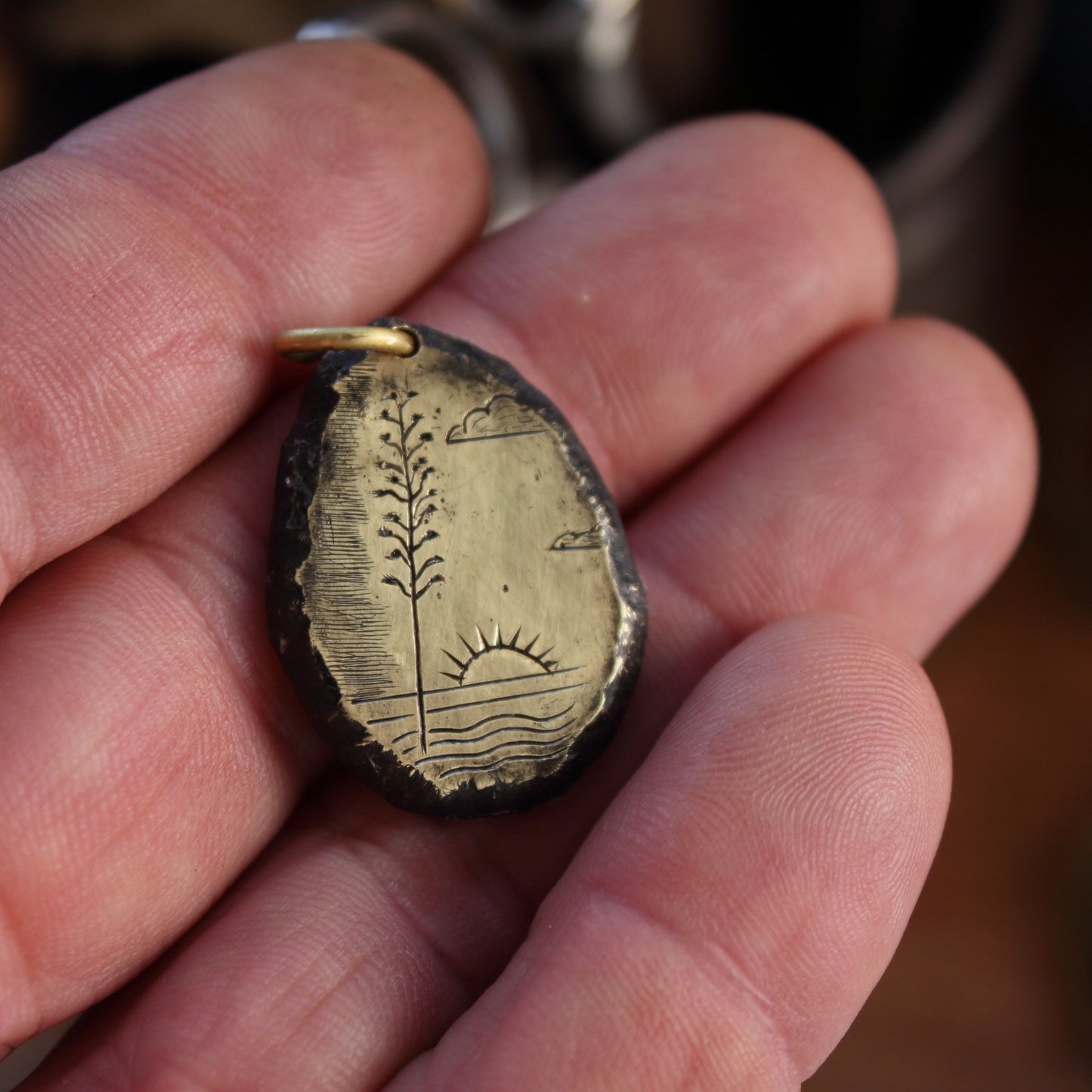 Colgante de Latón Grabado a Mano | Árbol Pita y Sol | Joyería Artesanal Hecha en Taller - ArenasJewelry
