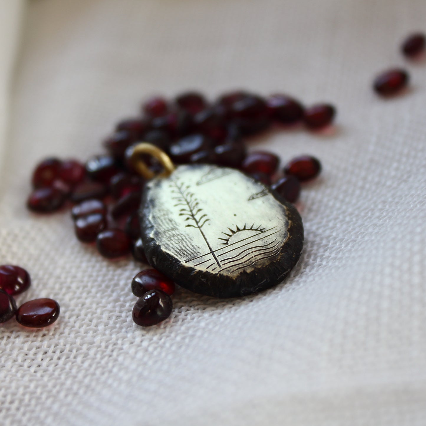 Colgante de Latón Grabado a Mano | Árbol Pita y Sol | Joyería Artesanal Hecha en Taller - ArenasJewelry