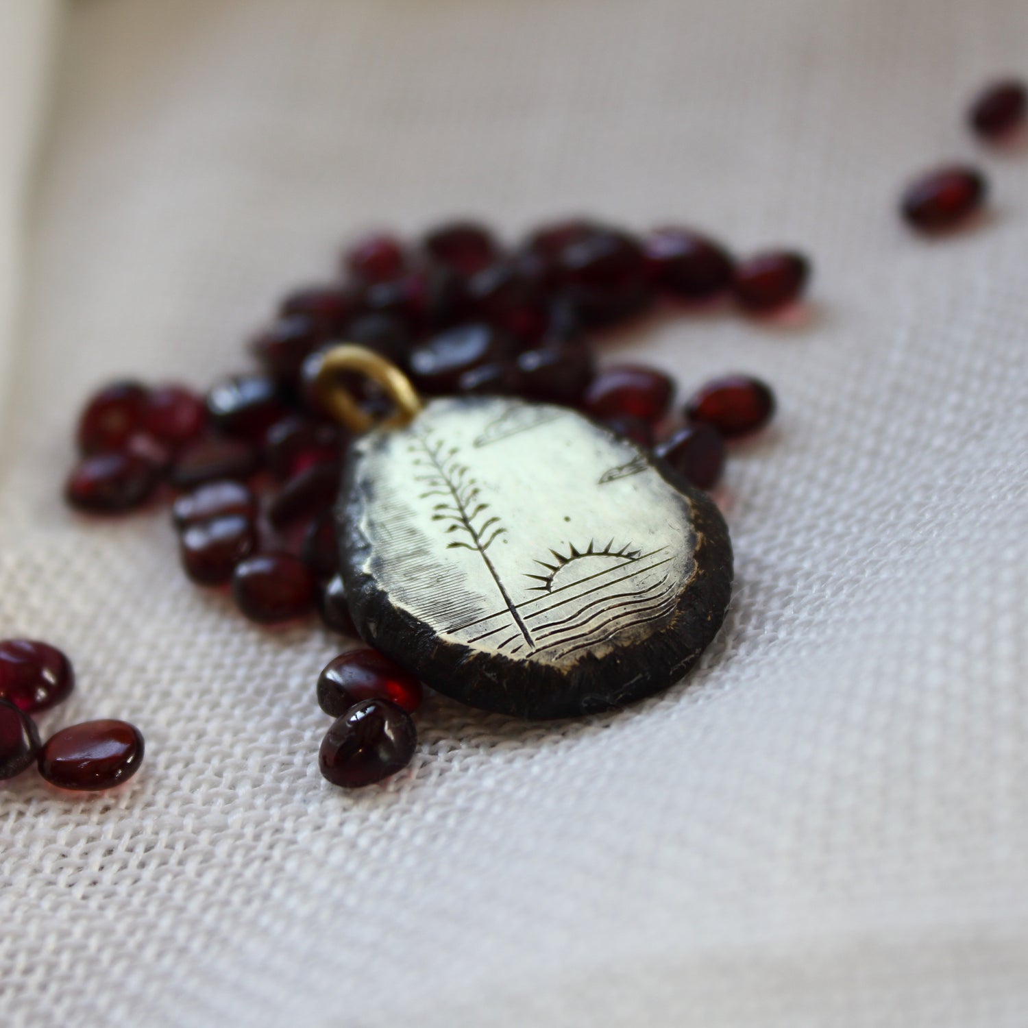 Colgante de Latón Grabado a Mano | Árbol Pita y Sol | Joyería Artesanal Hecha en Taller - ArenasJewelry