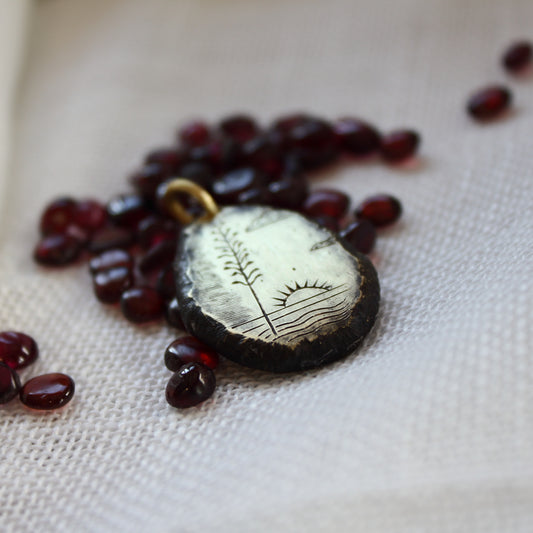 Colgante de Latón Grabado a Mano | Árbol Pita y Sol | Joyería Artesanal Hecha en Taller - ArenasJewelry