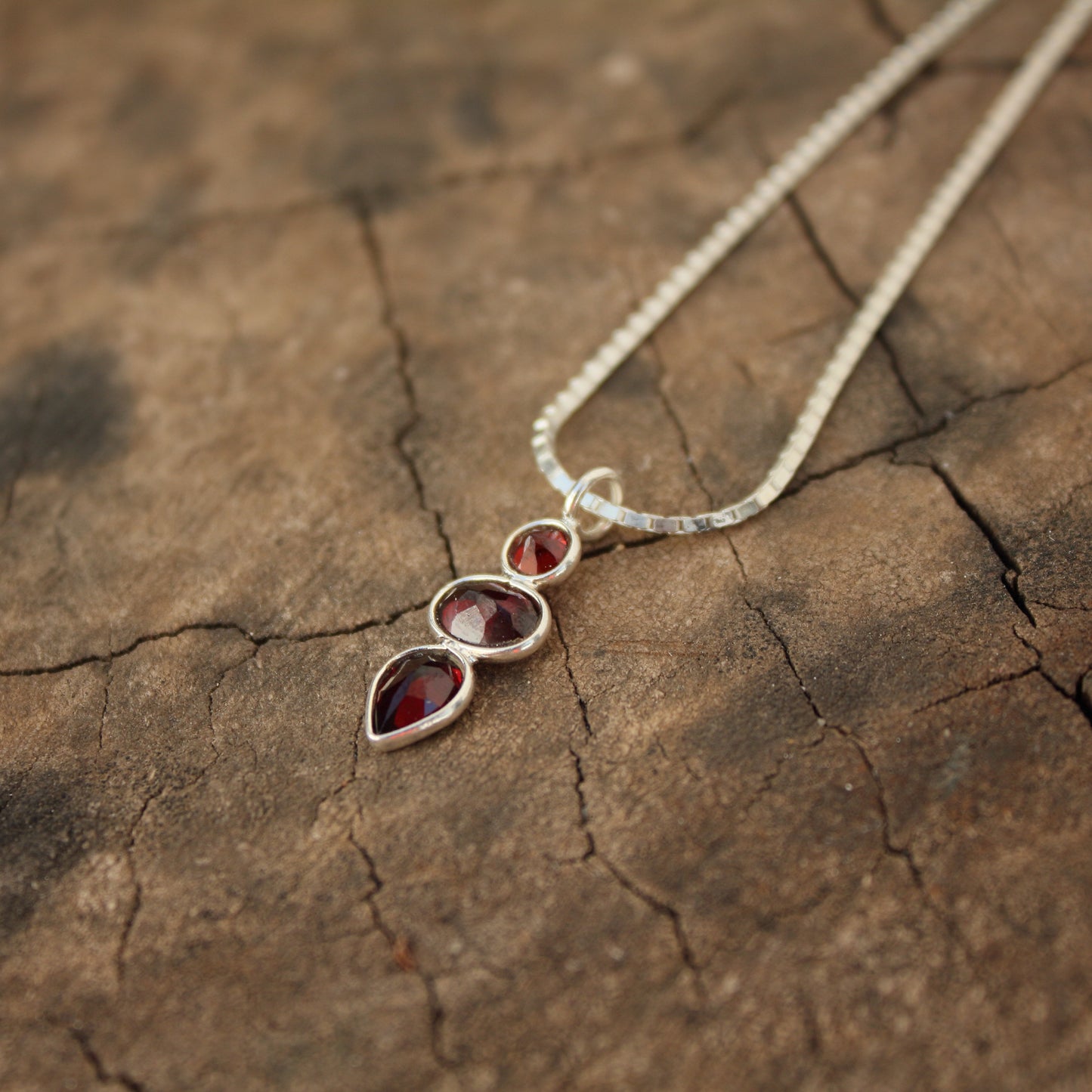 Colgante de Plata y Granate | Joyería Artesanal con Piedras Facetadas | Diseño Minimalista - ArenasJewelry