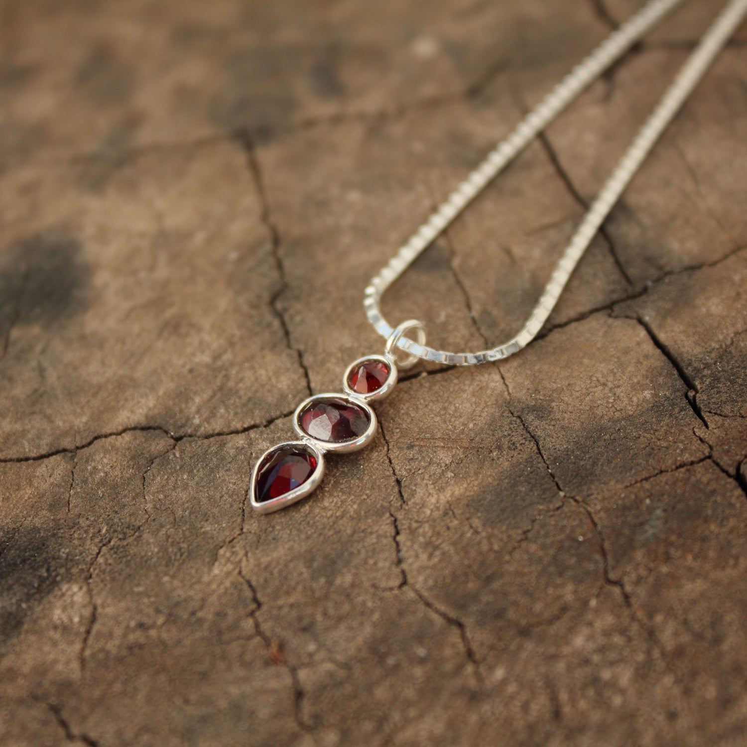 Colgante de Plata y Granate | Joyería Artesanal con Piedras Facetadas | Diseño Minimalista - ArenasJewelry