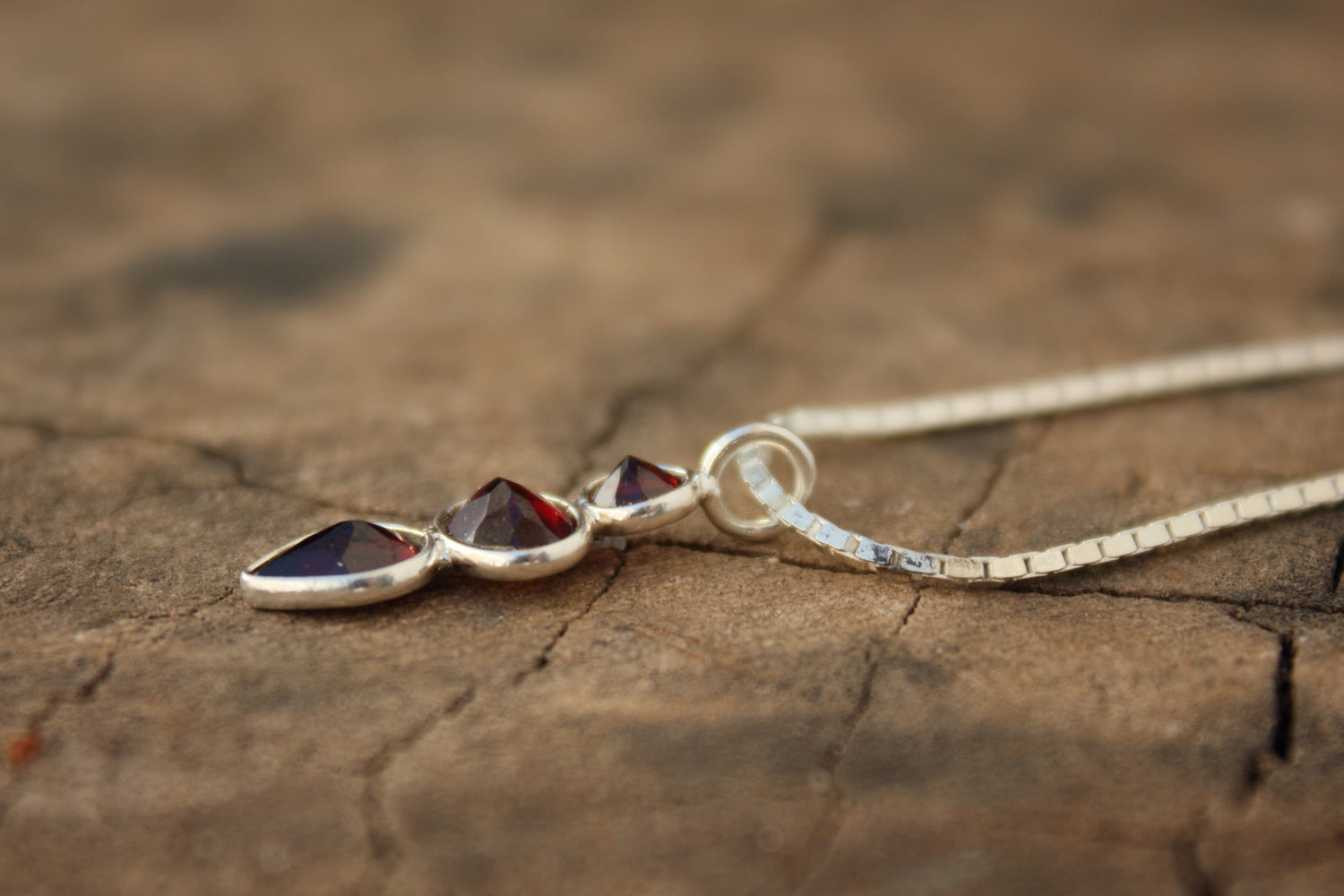 Colgante de Plata y Granate | Joyería Artesanal con Piedras Facetadas | Diseño Minimalista - ArenasJewelry