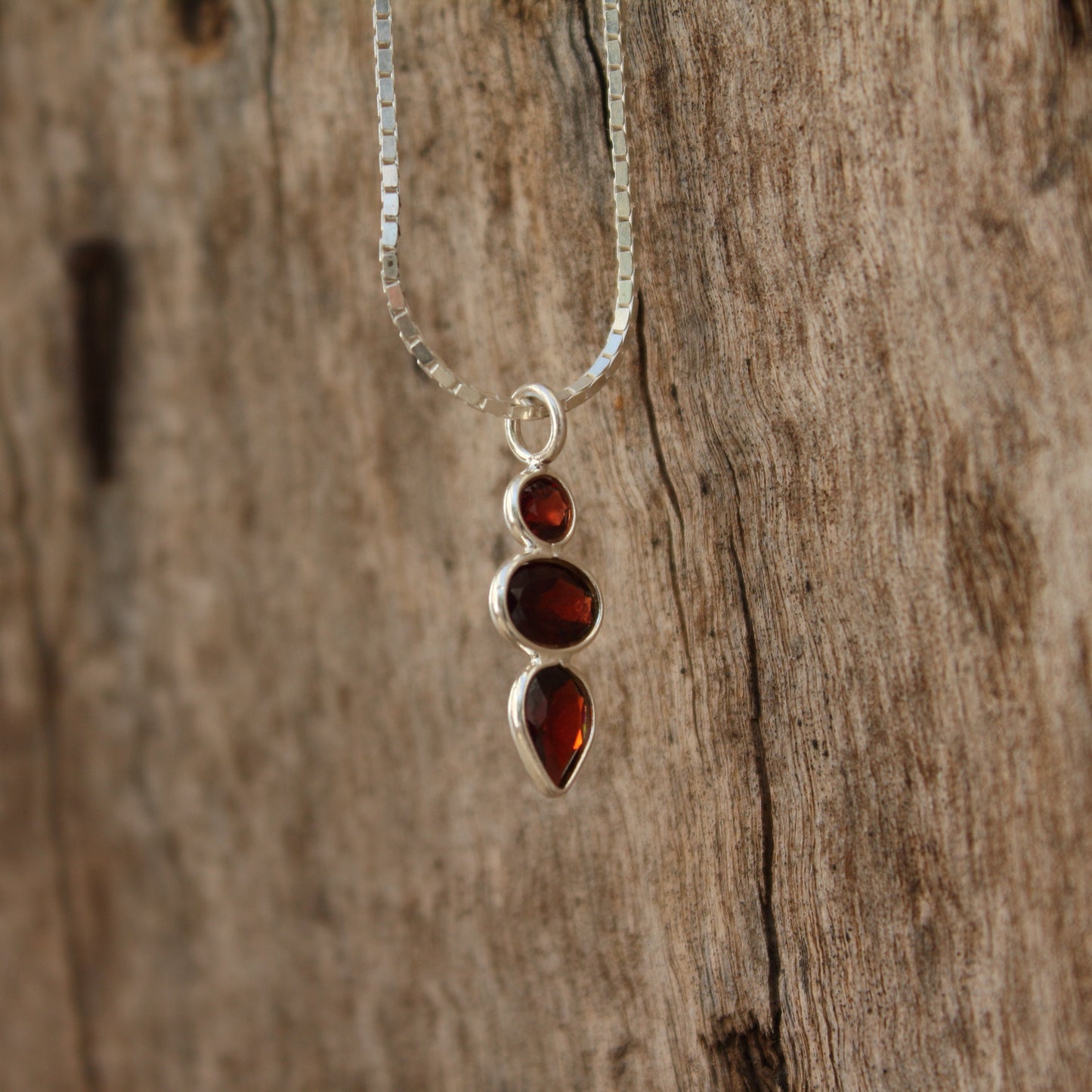 Colgante de Plata y Granate | Joyería Artesanal con Piedras Facetadas | Diseño Minimalista - ArenasJewelry