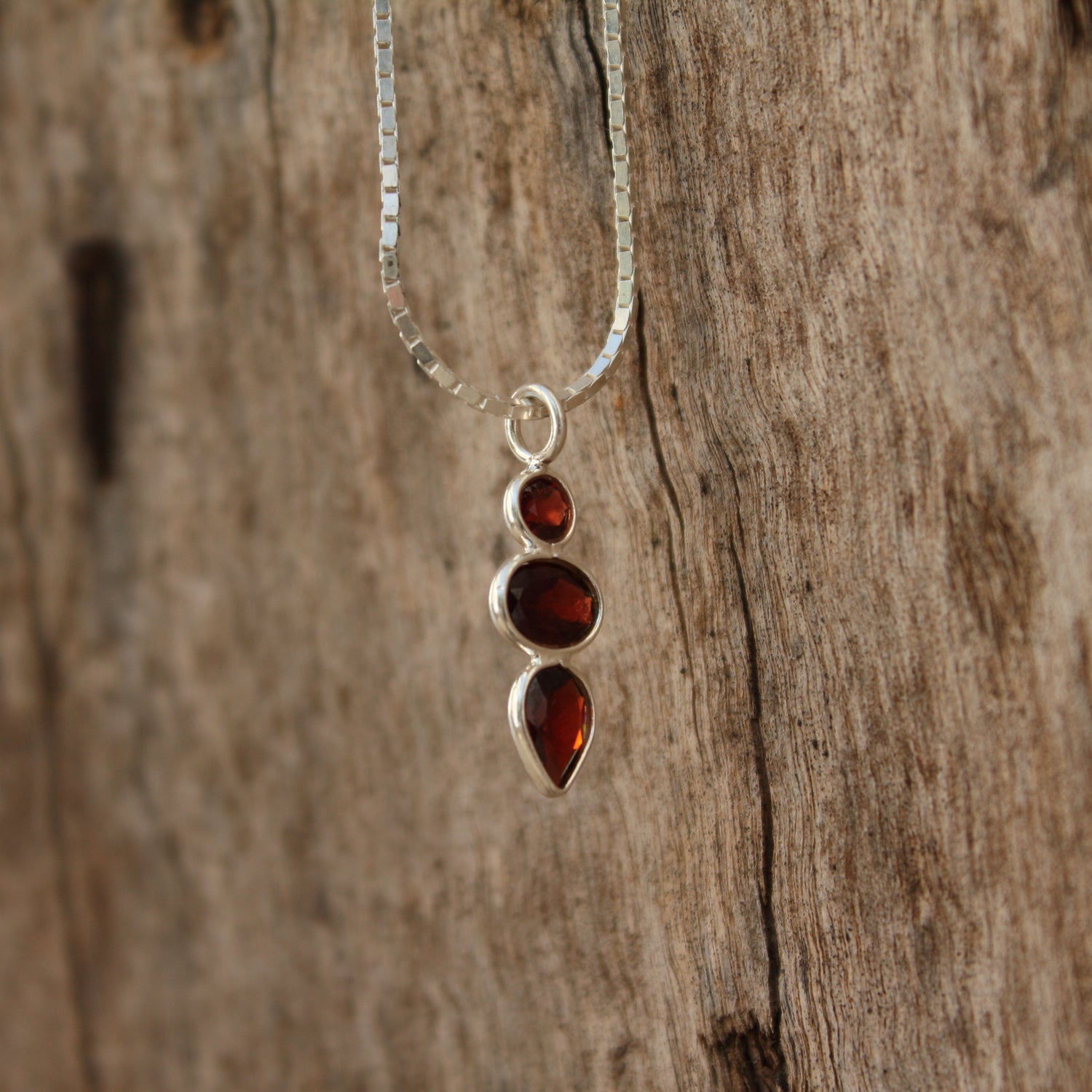 Colgante de Plata y Granate | Joyería Artesanal con Piedras Facetadas | Diseño Minimalista - ArenasJewelry