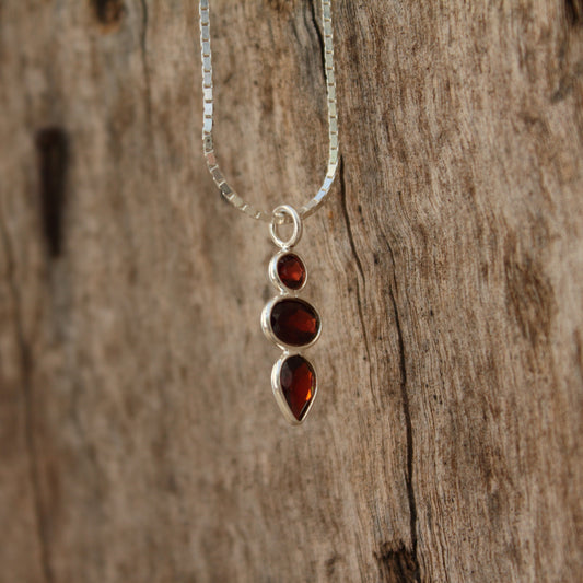 Colgante de Plata y Granate | Joyería Artesanal con Piedras Facetadas | Diseño Minimalista - ArenasJewelry