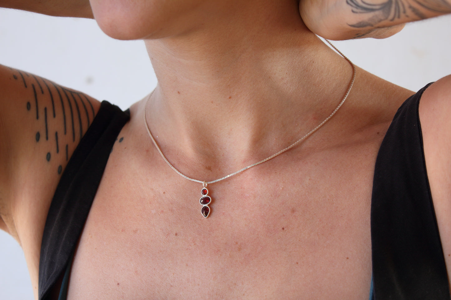 Colgante de Plata y Granate | Joyería Artesanal con Piedras Facetadas | Diseño Minimalista - ArenasJewelry