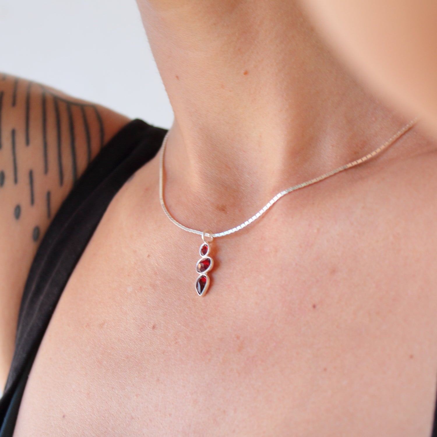 Colgante de Plata y Granate | Joyería Artesanal con Piedras Facetadas | Diseño Minimalista - ArenasJewelry