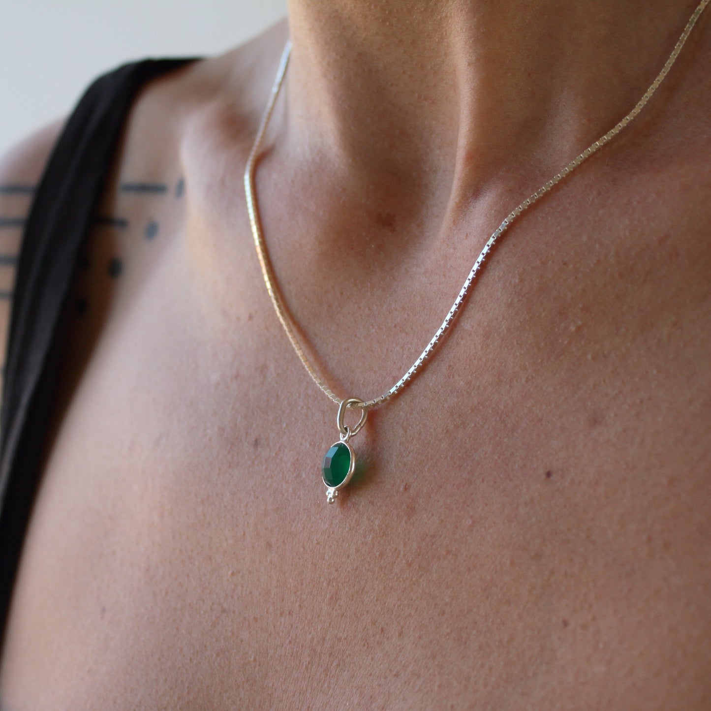 Colgante de Plata y Ónix Verde | Joya Artesanal Minimalista | Piedra Natural Facetada - ArenasJewelry