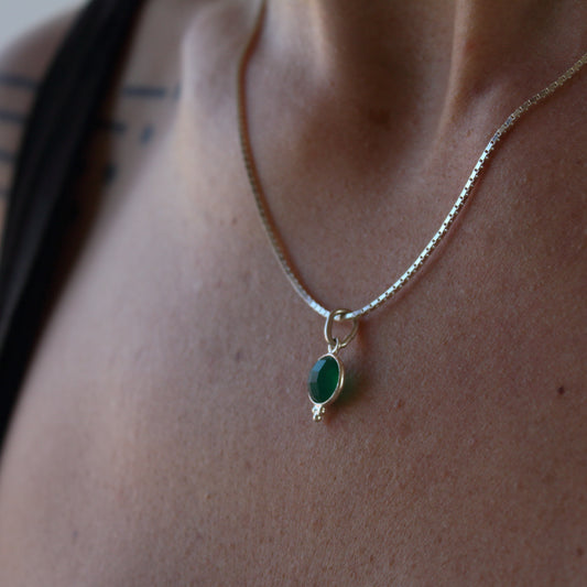 Colgante de Plata y Ónix Verde | Joya Artesanal Minimalista | Piedra Natural Facetada - ArenasJewelry