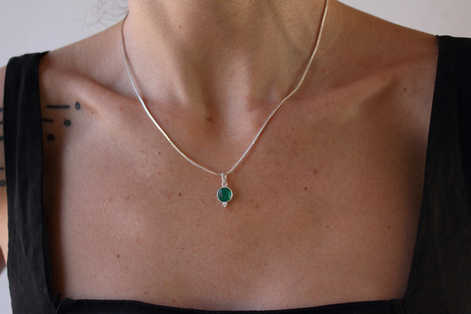 Colgante de Plata y Ónix Verde | Joya Artesanal Minimalista | Piedra Natural Facetada - ArenasJewelry