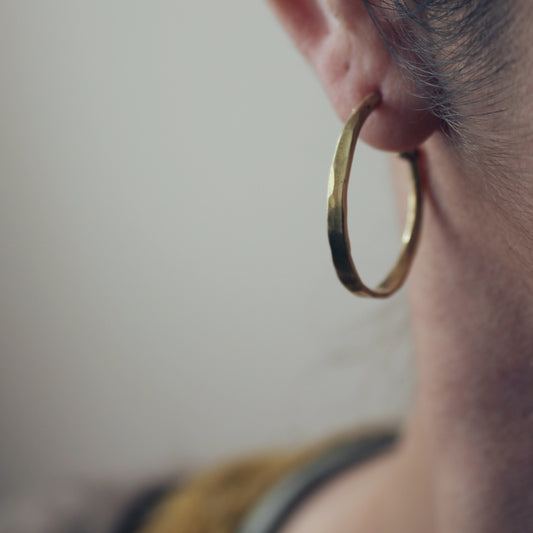 Aros Criollos martillados de latón dorados | Hecho a mano de 26mm de diametro | Arenas Jewelry - ArenasJewelry