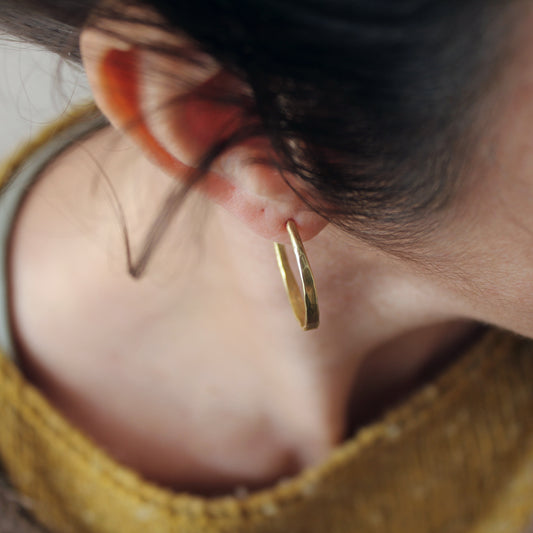 Aros Criollos martillados de latón dorados | Hecho a mano de 26mm de diametro | Arenas Jewelry - ArenasJewelry