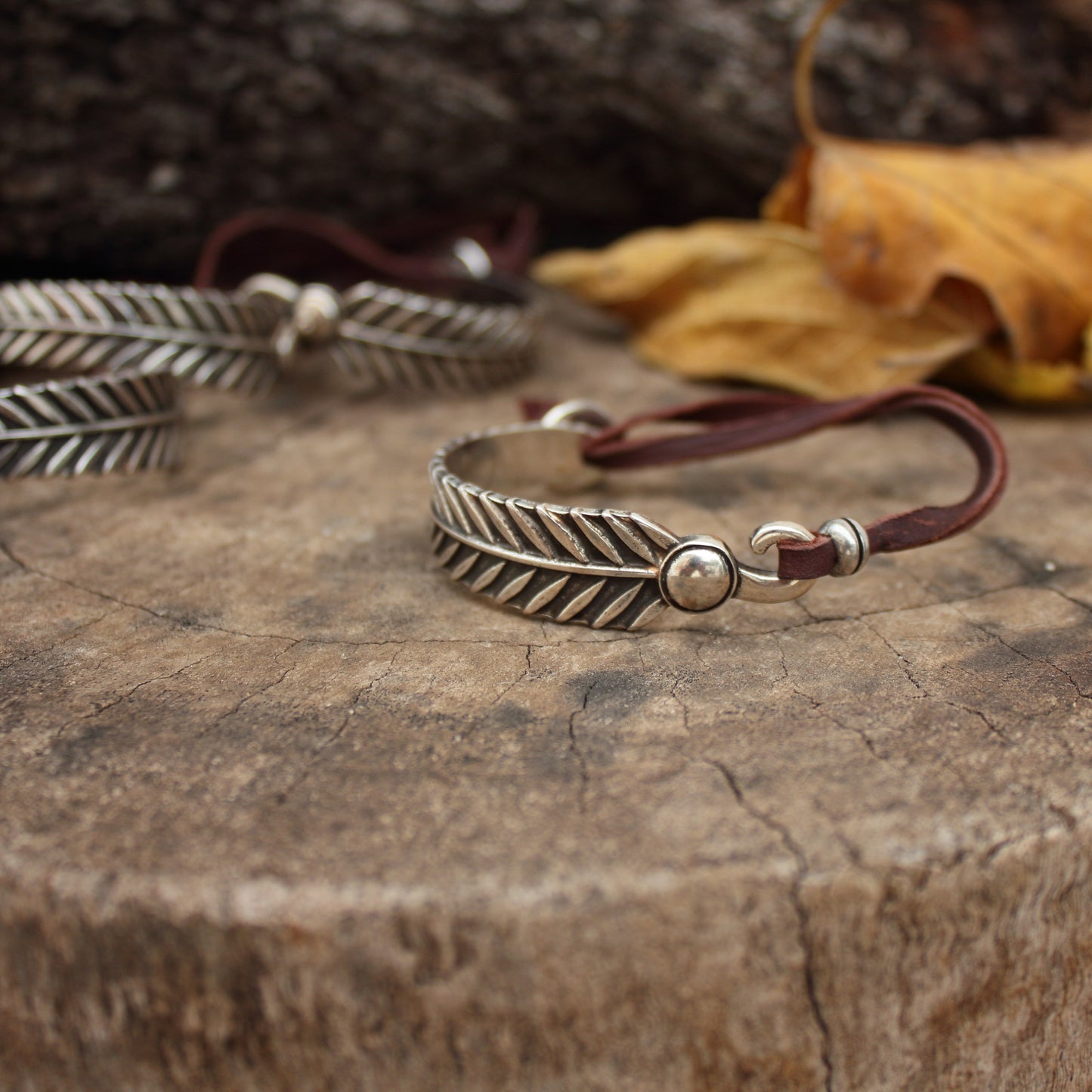 Pulsera de Cuero y Pluma curva en baño de plata - Pulsera para Hombre y para Mujer - ArenasJewelry