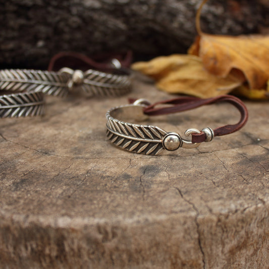 Pulsera de Cuero y Pluma curva en baño de plata - Pulsera para Hombre y para Mujer - ArenasJewelry