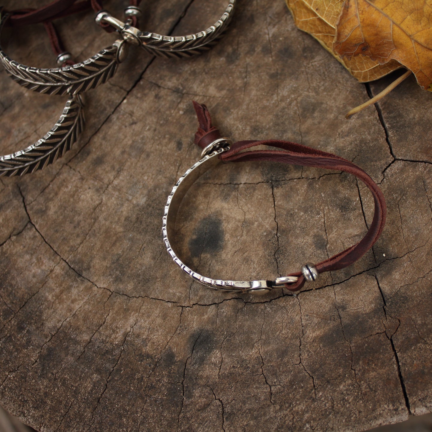 Pulsera de Cuero y Pluma curva en baño de plata - Pulsera para Hombre y para Mujer - ArenasJewelry